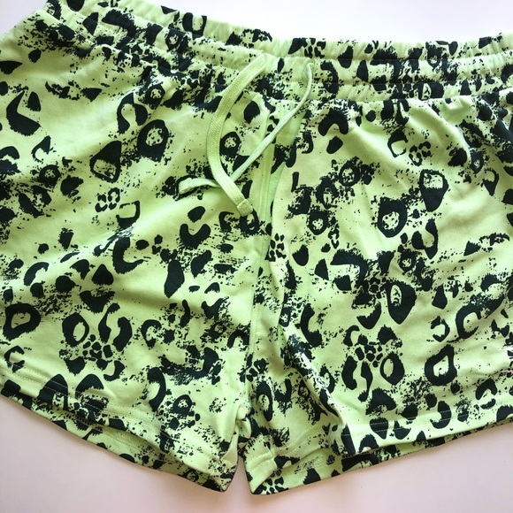 Gymshark M Animal Graphic Shorts - Picture 2 of 6